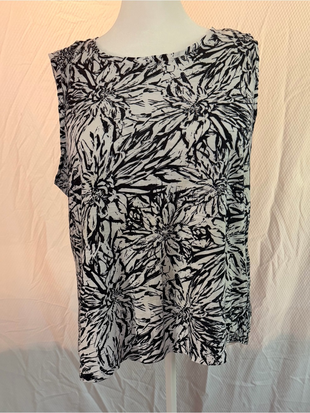 Bass Black and White Floral Sleeveless Tank